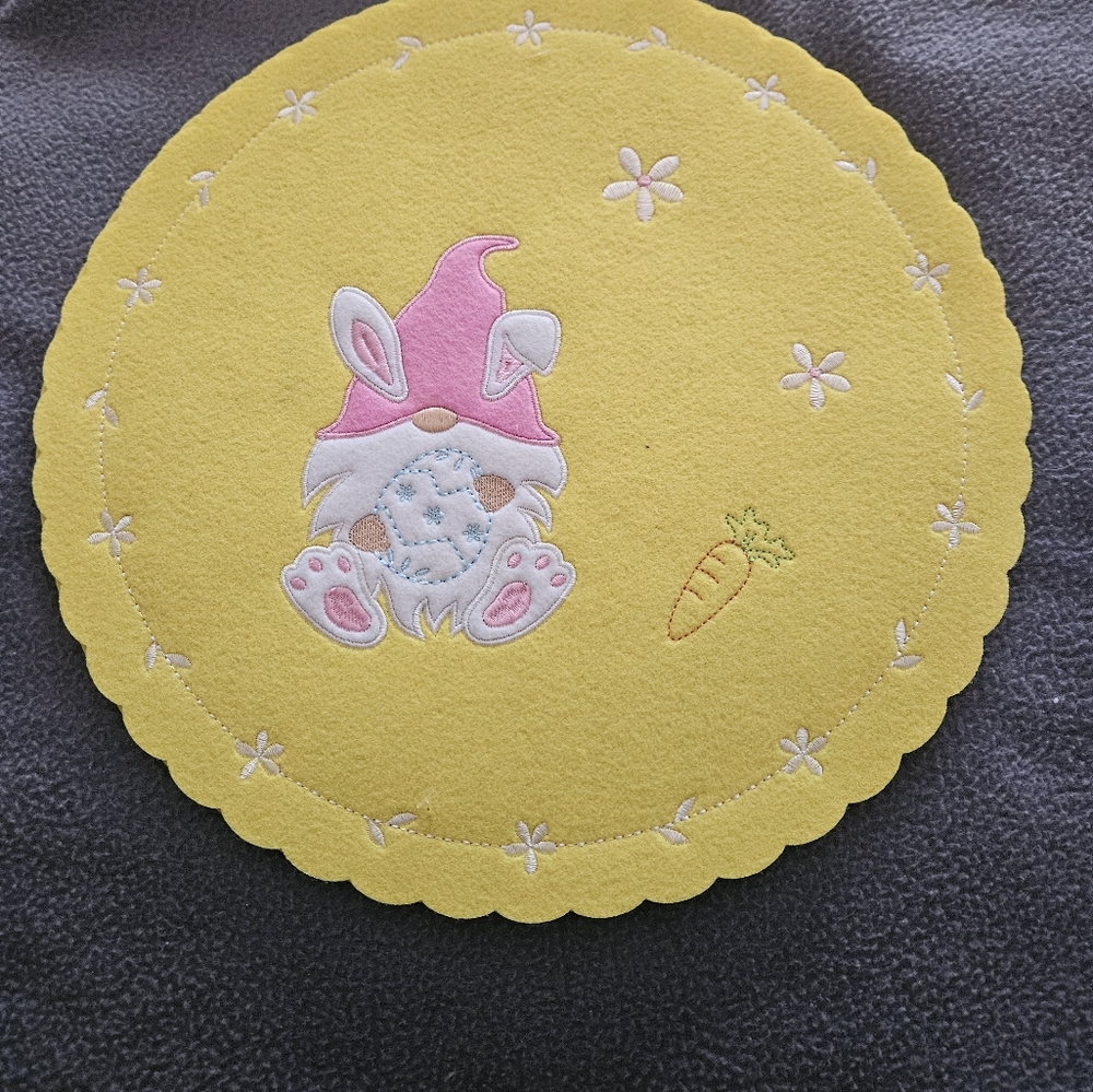 Nwt 2 Set Of(8) Easter placemat And Salt And pepper Shakers